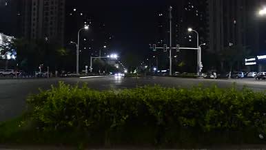 夜晚车流行人红绿灯视频的预览图